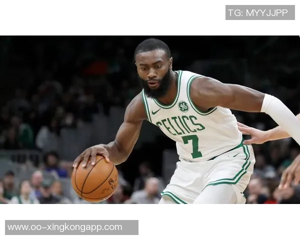 杰伦布朗连续9场30分表现惊艳创造绿军历史新纪录引发热议